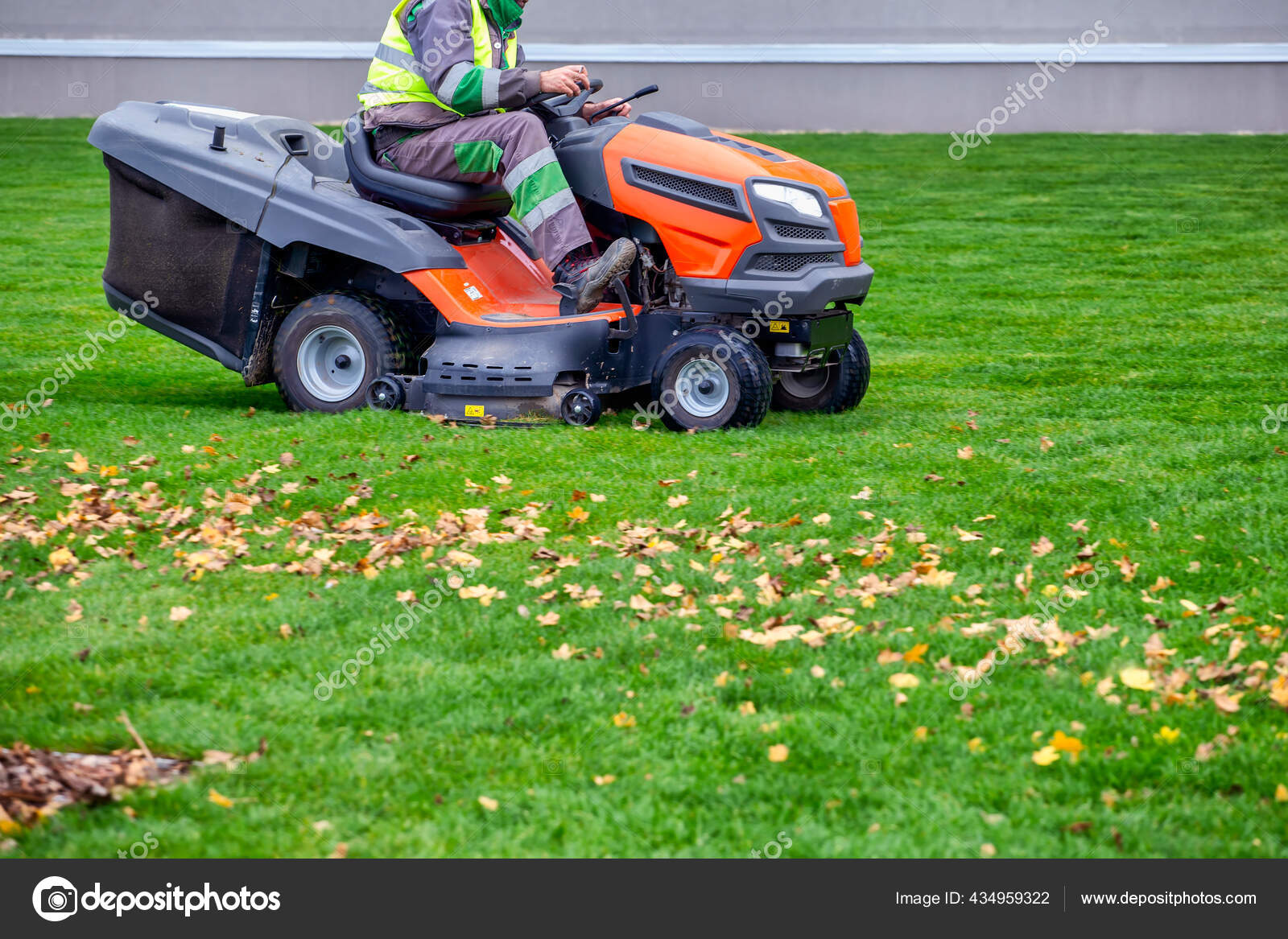 Driving lawn tractor mower